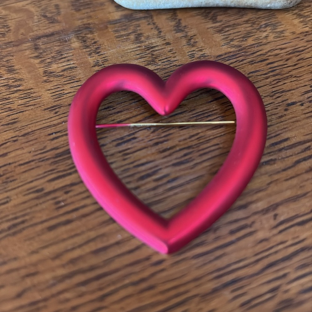 Vintage red heart brooch ❤️